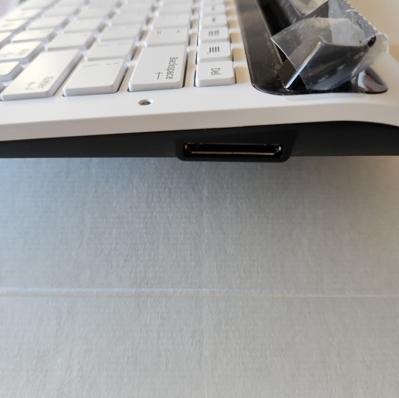 Samsung Galaxy Tab 10.1 Keyboard Dock w/ Bonus Connection Kit/Card Reader - Picture 3 of 9